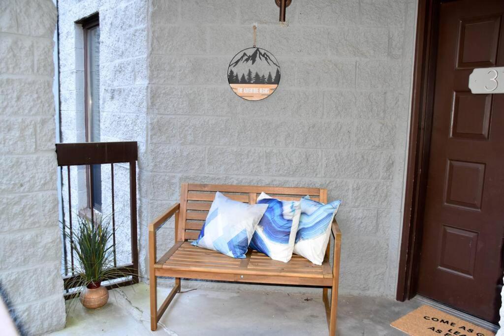 Cozy Mountain Getaway! Mountain Views! 2 Bed, 2 Bath, Sleeps 6 Apartment แกตลิงเบิร์ก ภายนอก รูปภาพ