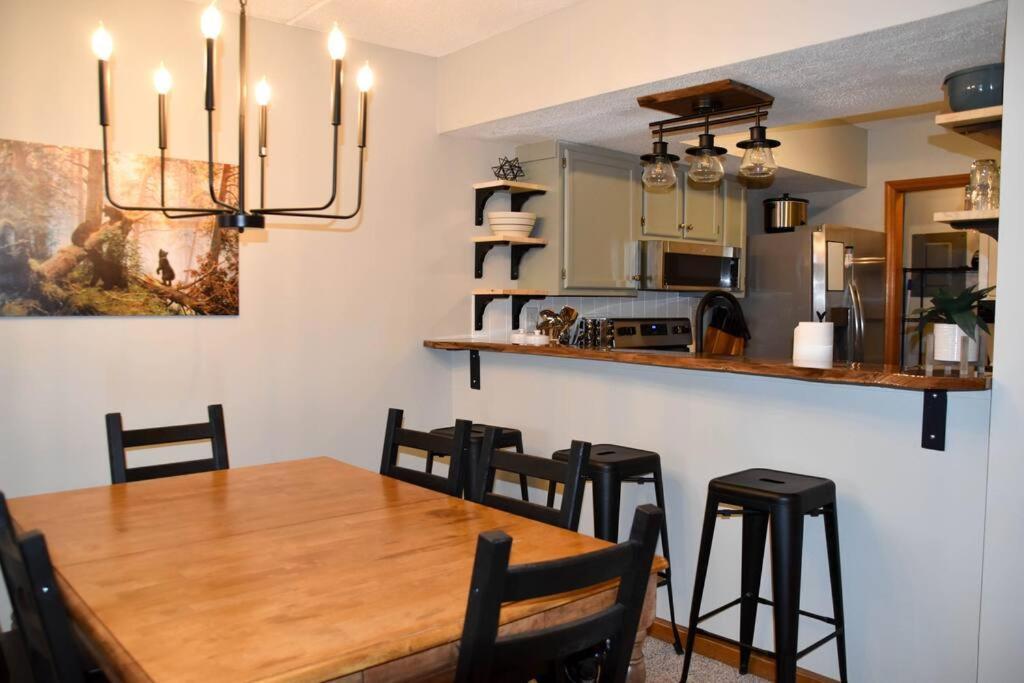 Cozy Mountain Getaway! Mountain Views! 2 Bed, 2 Bath, Sleeps 6 Apartment แกตลิงเบิร์ก ภายนอก รูปภาพ